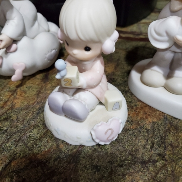 Precious Moments figurines - Picture 2 of 3
